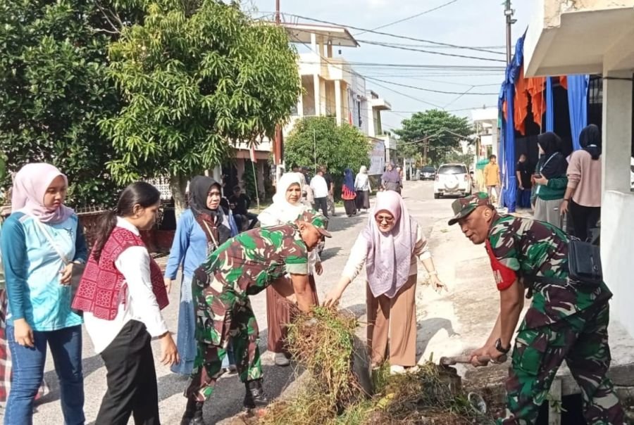 Babinsa Kodim 0301/Pbr Bersama Warga Gotong Royong, Perkuat Kebersamaan dan Kepedulian Lingkungan