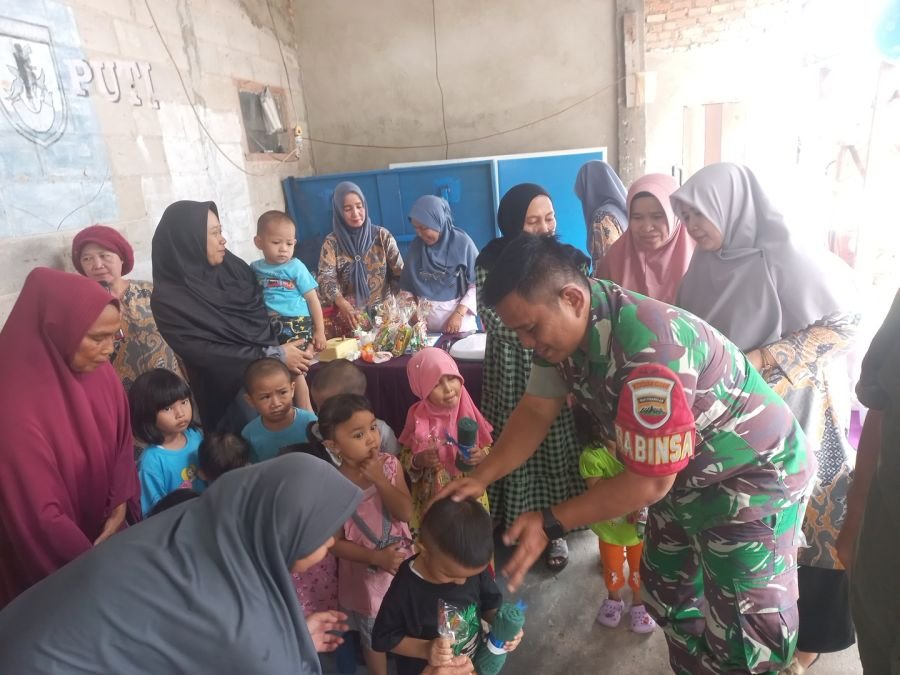 Babinsa Kodim 0301/Pekanbaru Dampingi Pelayanan Posyandu Bagi Balita