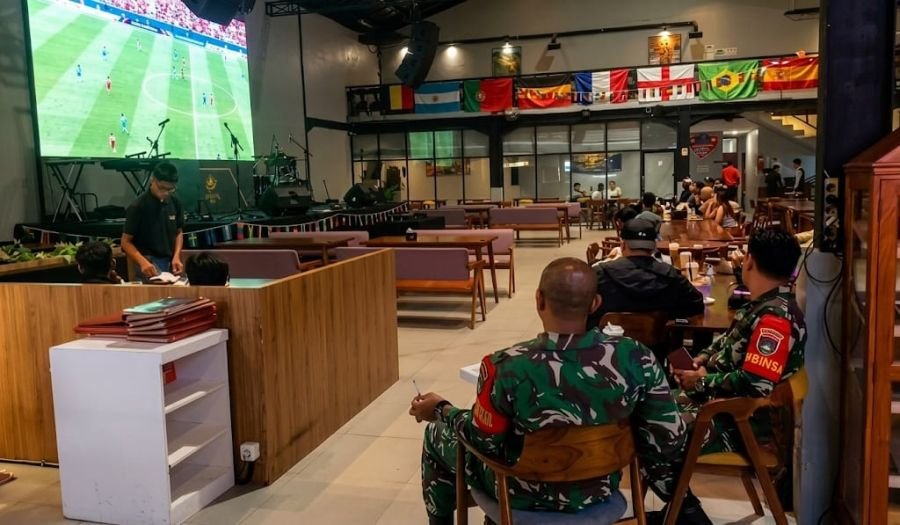 Babinsa Kodim 0301/Pekanbaru dan Warga Nobar Piala Dunia 2026, Perkuat Kemanunggalan TNI-Rakyat