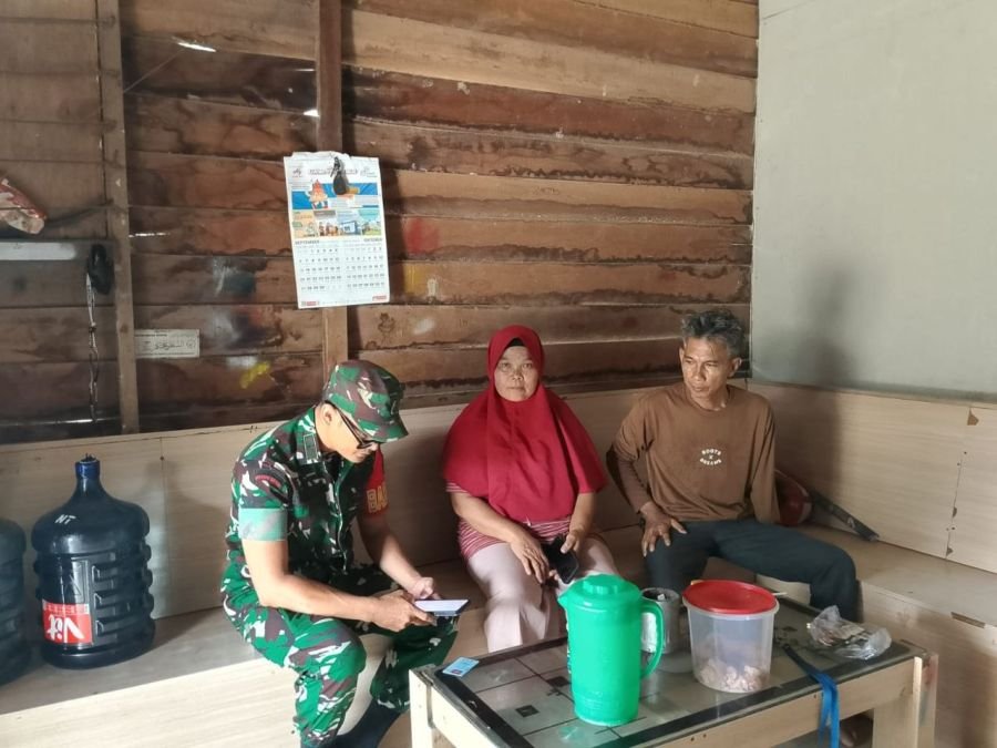Babinsa Kodim 0301/Pekanbaru Data Warga Layak Terima Bansos Melalui Portal Agent Perlinsos