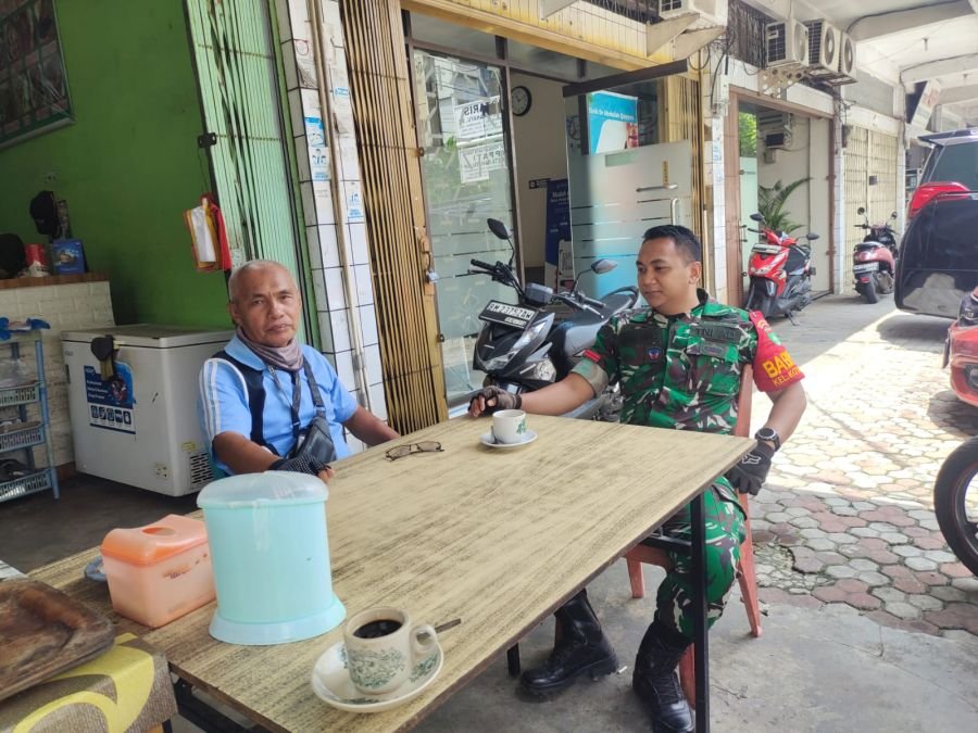 Babinsa Kodim 0301/Pekanbaru Jalin Keakraban dengan Ketua RT Melalui Komsos