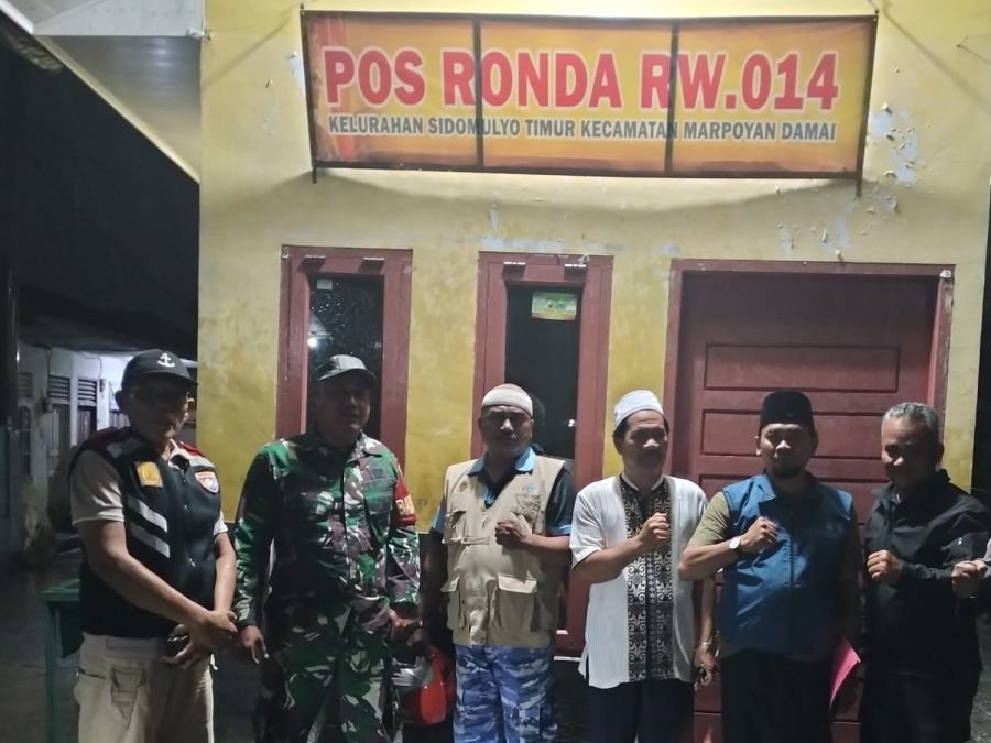Babinsa Kodim 0301/Pekanbaru Patroli Malam dan Komsos Bersama Warga di Pos Kamling