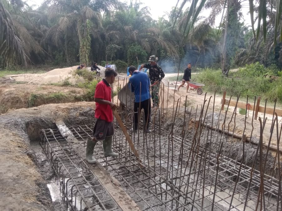 Babinsa Kodim 0302/Inhu Kebut Pengecoran Jembatan Garuda Kuansing