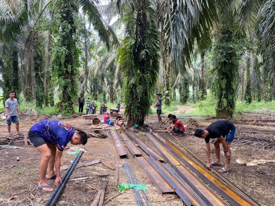 Babinsa Kodim 0302/Inhu Terus Dampingi Pembangunan Jembatan Gantung Garuda Tahap III di Desa Sukaraj