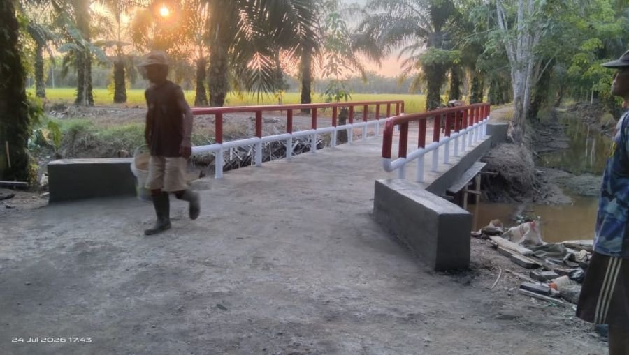 Babinsa Kodim 0302/Inhu Terus Dampingi Pembangunan Jembatan Garuda Tahap VI di Desa Kuala Mulya