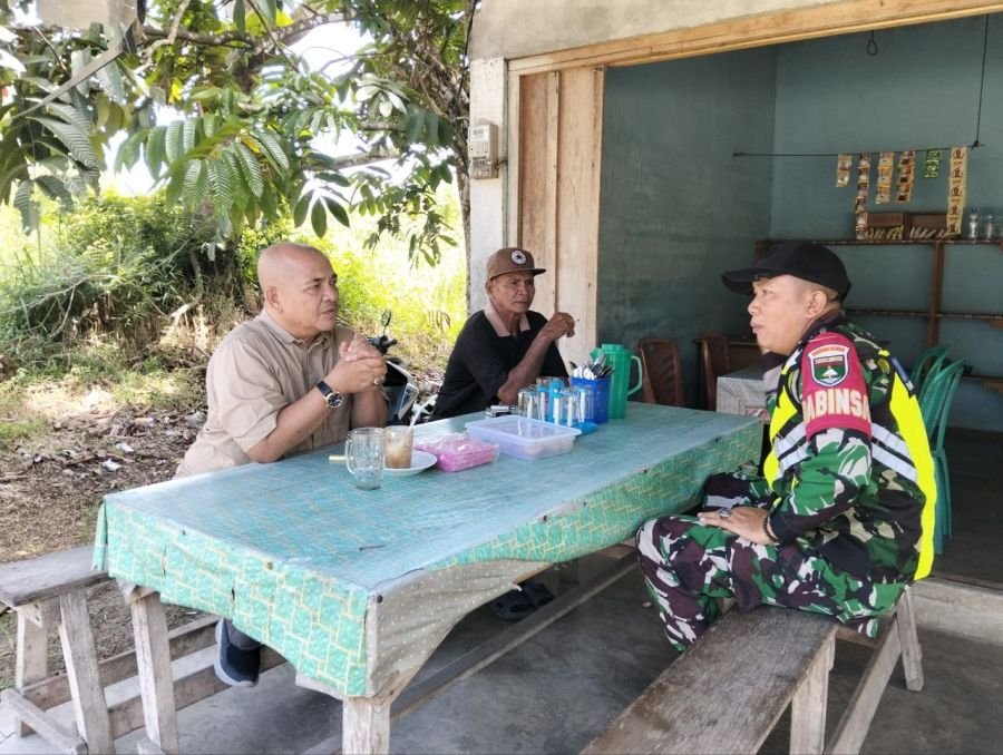 Babinsa Kodim 0302/InhuSerda Sunariadi Jalin Kedekatan dengan Tomas Muaro Sentajo