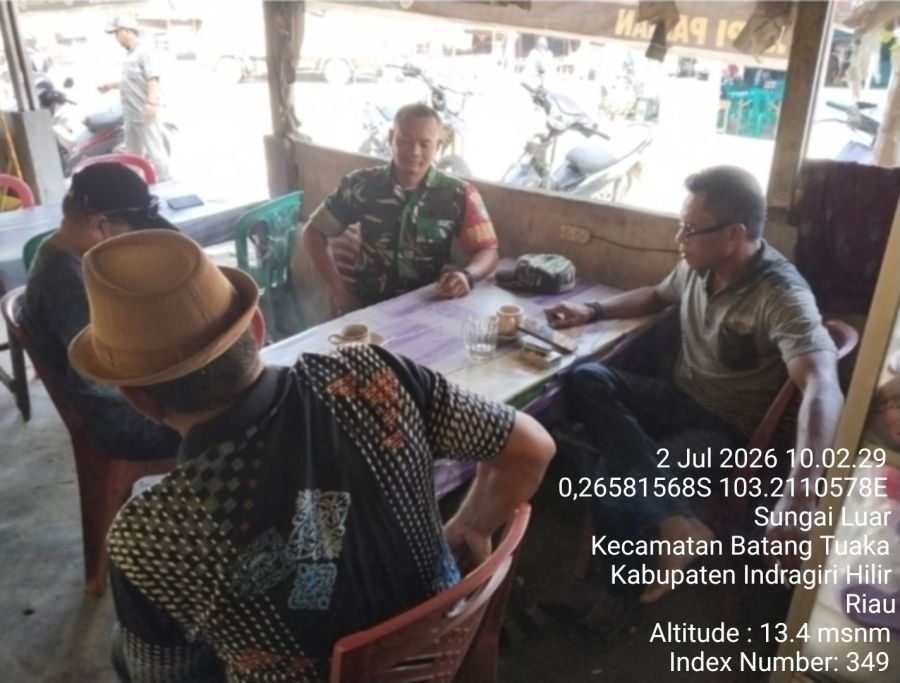 Babinsa Kodim 0314/Inhil Pererat Silaturahmi dengan Warga Melalui Komsos di Desa Sungai Luar