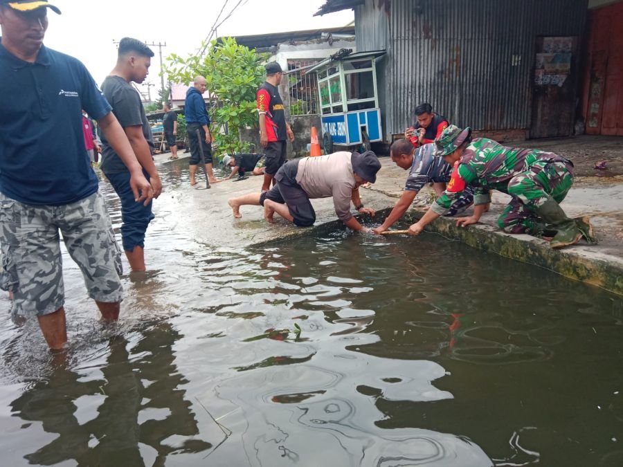 Babinsa Kodim 0320/Dumai Bersama Lintas Instansi dan Warga Gotong Royong Atasi Genangan Banjir