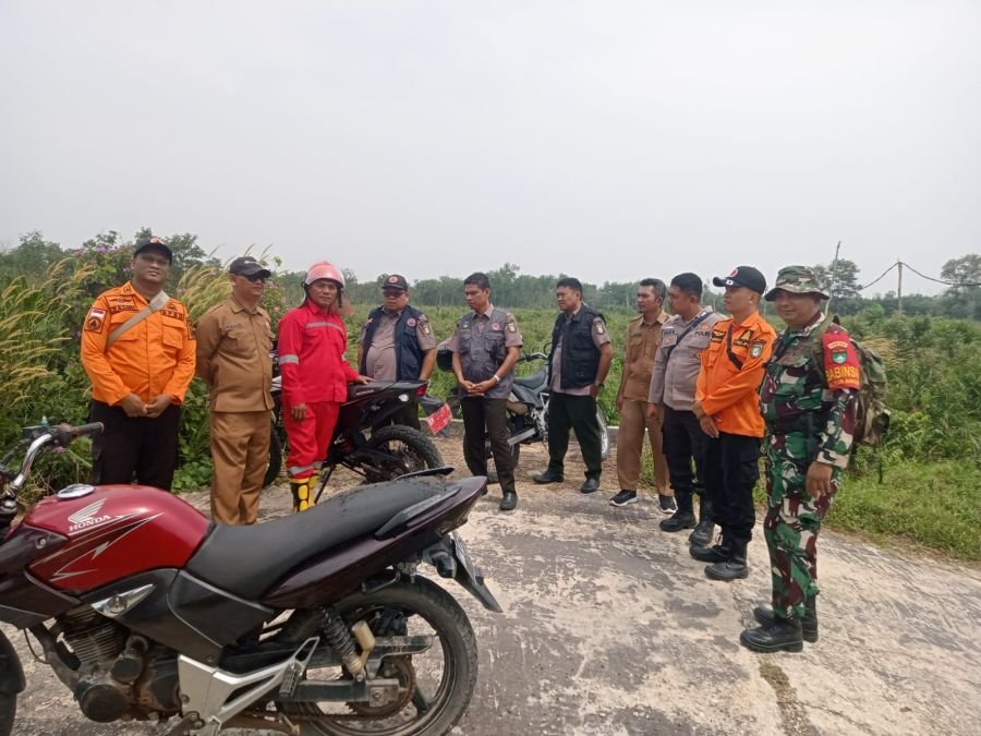 Babinsa Kodim 0320/Dumai Bersama Tim Terpadu Patroli Karhutla, Ajak Masyarakat Cegah Pembakaran Laha