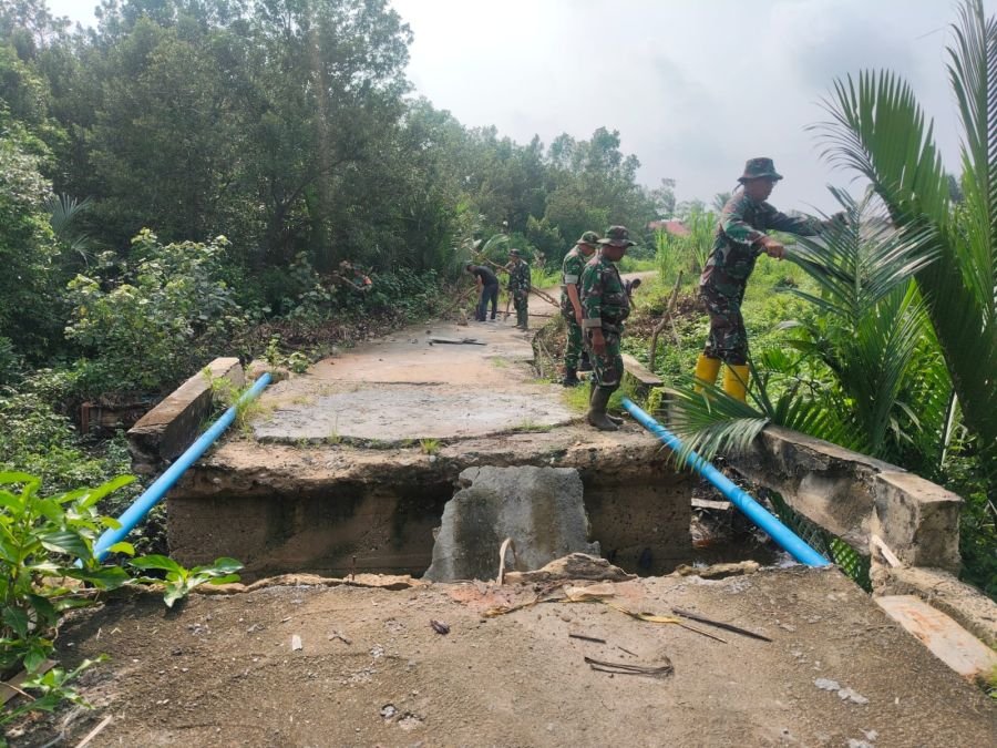 Babinsa Kodim 0320/Dumai Dampingi Awal Pembangunan Jembatan Beton di Kelurahan Purnama