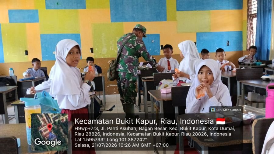 Babinsa Kodim 0320/Dumai Dampingi Penyaluran 2.208 Porsi Makanan Bergizi Gratis bagi Siswa