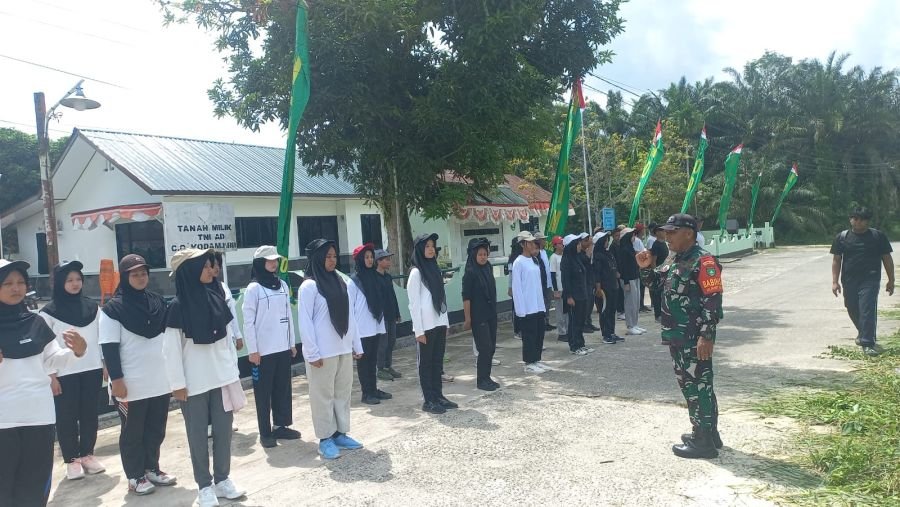 Babinsa Kodim 0320/Dumai Latih 69 Siswa SMAN 3 Dumai, Tanamkan Disiplin dan Jiwa Kepemimpinan