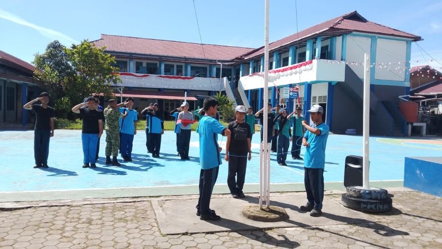Babinsa Kodim 0320/Dumai Latih Paskibraka SMK Erna Dumai, Tanamkan Disiplin dan Jiwa Nasionalisme