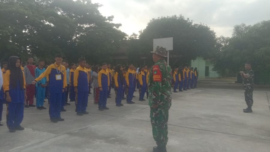 Babinsa Kodim 0320/Dumai Tanamkan Disiplin dan Jiwa Kebangsaan kepada Siswa Baru SMKN 6
