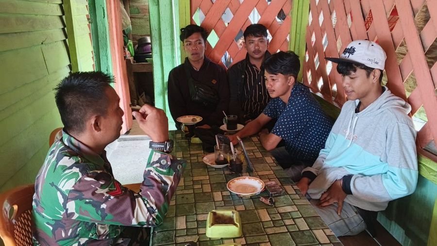 Babinsa Komsos agar mengenal warga binaannya lebih dekat lagi dan sebagai sarana silaturahmi