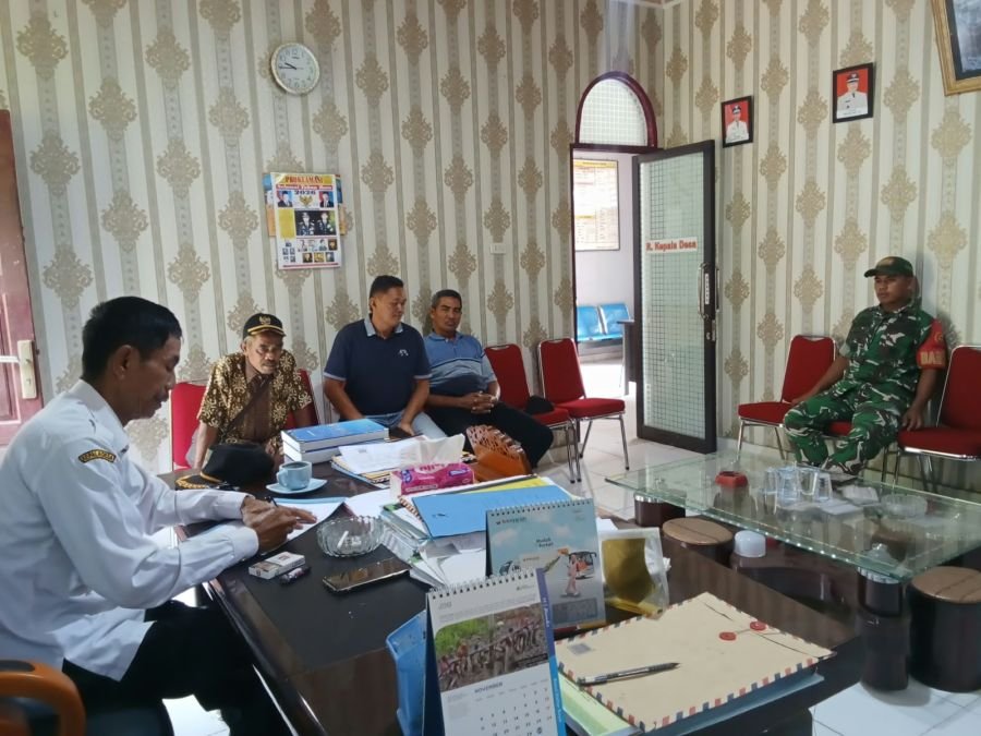 Babinsa Komsos Bersama Kades Dan Perangkat Desa Menjadikan Hubungan Kerja Antara Babinsa Dan Aparat