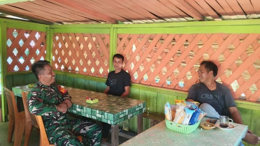 Babinsa komsos bersama masyarakat  sebagai sarana silaturahmi