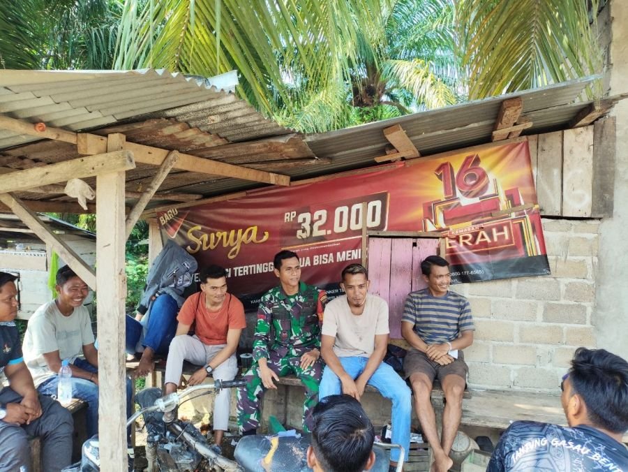 Babinsa komsos bersama  para pemuda di Desa Pematang Benteng