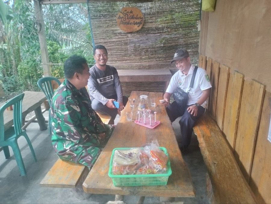 Babinsa komsos bersama Tokoh Agama di Desa Binaannya