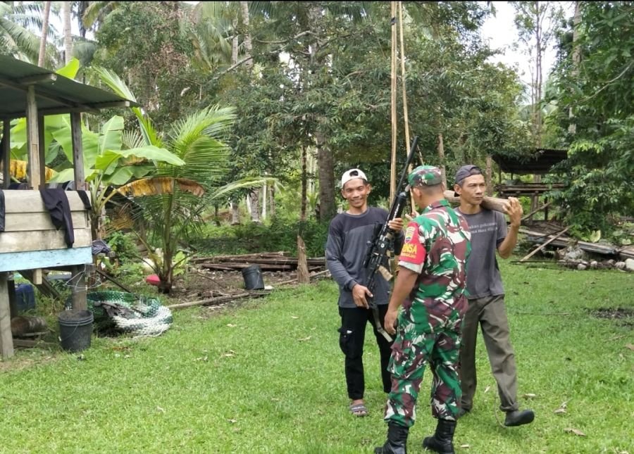 Babinsa Komsos bersama warga Desa Batu gajah Kec Bunguran Timur.