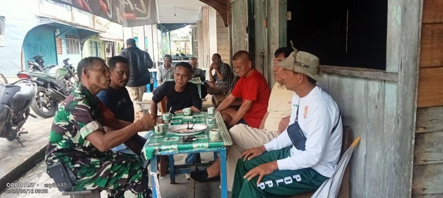 BABINSA KOMSOS BERSAMA WARGA SERTA PEMBAHASAN PELAKSANAAN GOTONG ROYONG PEMBERSIHAN LINGKUNGAN DESA