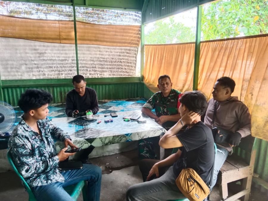 BABINSA KOMSOS DENGAN MASYARAKAT DI DESA BINAAN*