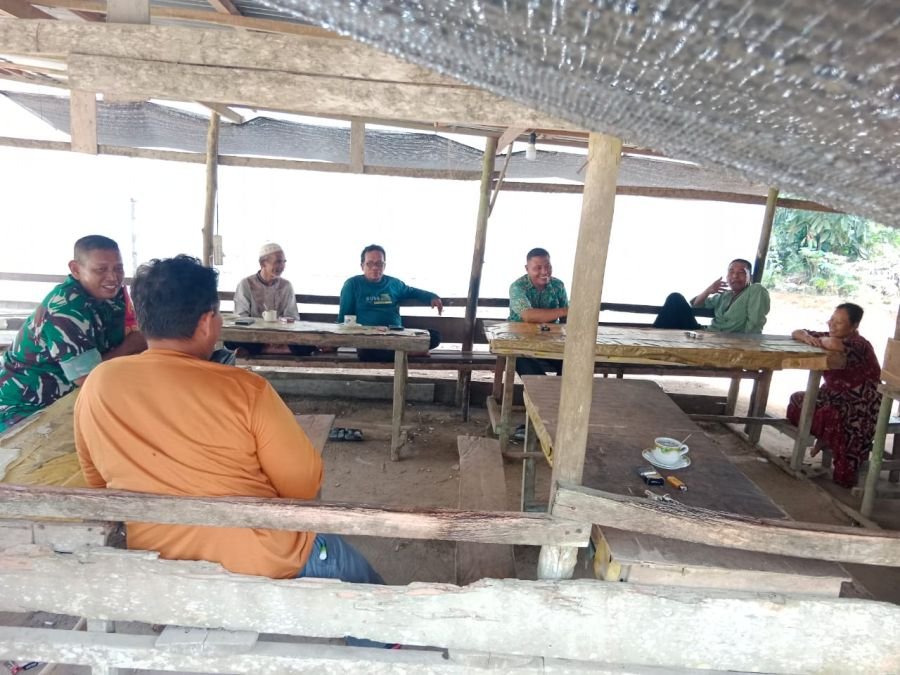 BABINSA KOMSOS DENGAN MASYARAKAT DI DESA BINAAN*