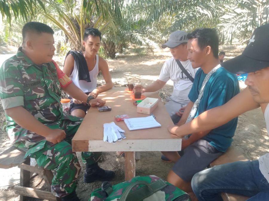 BABINSA  KOMSOS  DENGAN MASYARAKAT DI DESA  BINAAN*