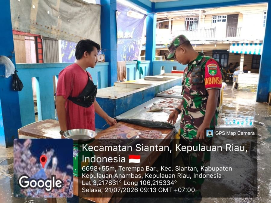 Babinsa Komsos dengan Pedagang Ikan di Pasar Tarempa Barat