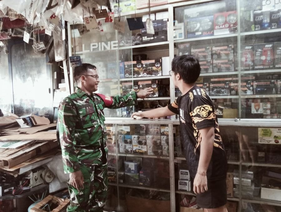 Babinsa Komsos dengan Pelaku Usaha Aksesori Mobil, Tekankan Keamanan dan Kepatuhan Aturan Lalu Linta