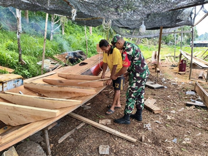 Babinsa Komsos dengan Pengrajin Pompong, Dukung Pelestarian Kearifan Lokal