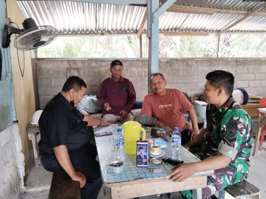 BABINSA KOMSOS DENGAN TOKOH MASYARAKAT DI WILAYAH BINAAN