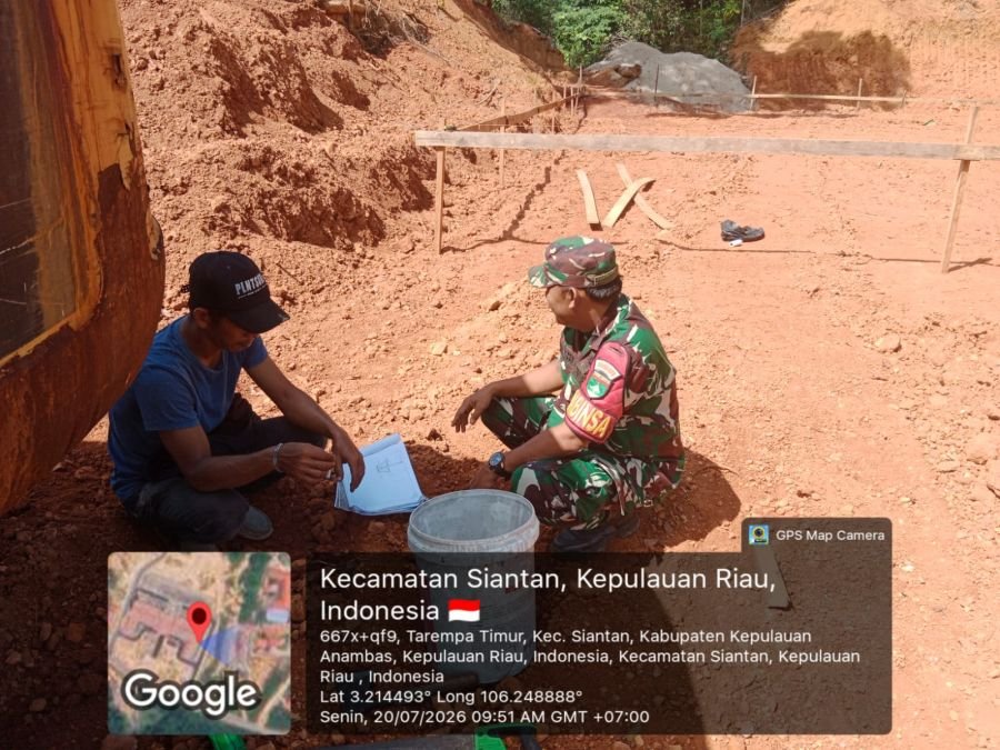 Babinsa Komsos dengan Tukang Bangunan di Desa Pesisir Timur, Pererat Silaturahmi dan Serap Aspirasi