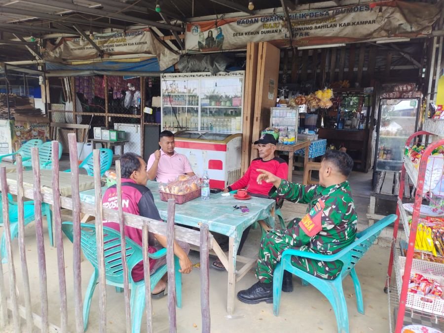 Babinsa Komsos Dengan Warga Binaan di salah satu Warung Kopi di Desa Binaan
