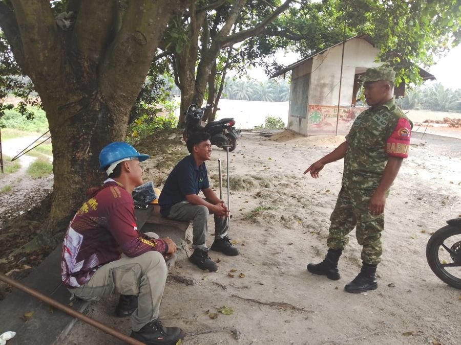 Babinsa Kopda Kristomos Dekati Warga Tanjung Medan Lewat Komunikasi Sosial