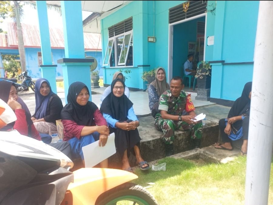 Babinsa Komsos dengan warga Desa Cemaga Tengah