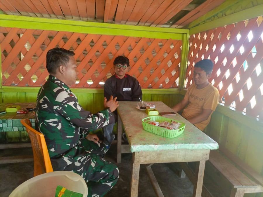 Babinsa komsos dengan warga jaga Kamtibmas dan kebersihan lingkungan