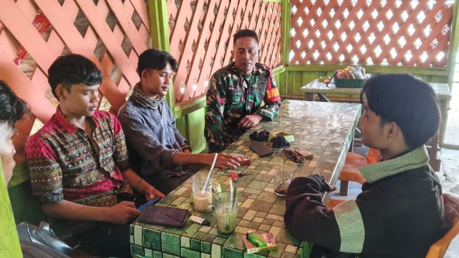 Babinsa Komsos ke warga masyarakat membahas tentang keamanan lingkungan didesa binaannya