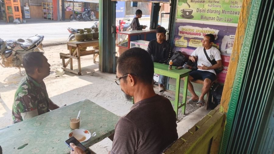Babinsa  komsos mencari informasi dan mengetahui perkembangan situasi di wilayah desa binaan.