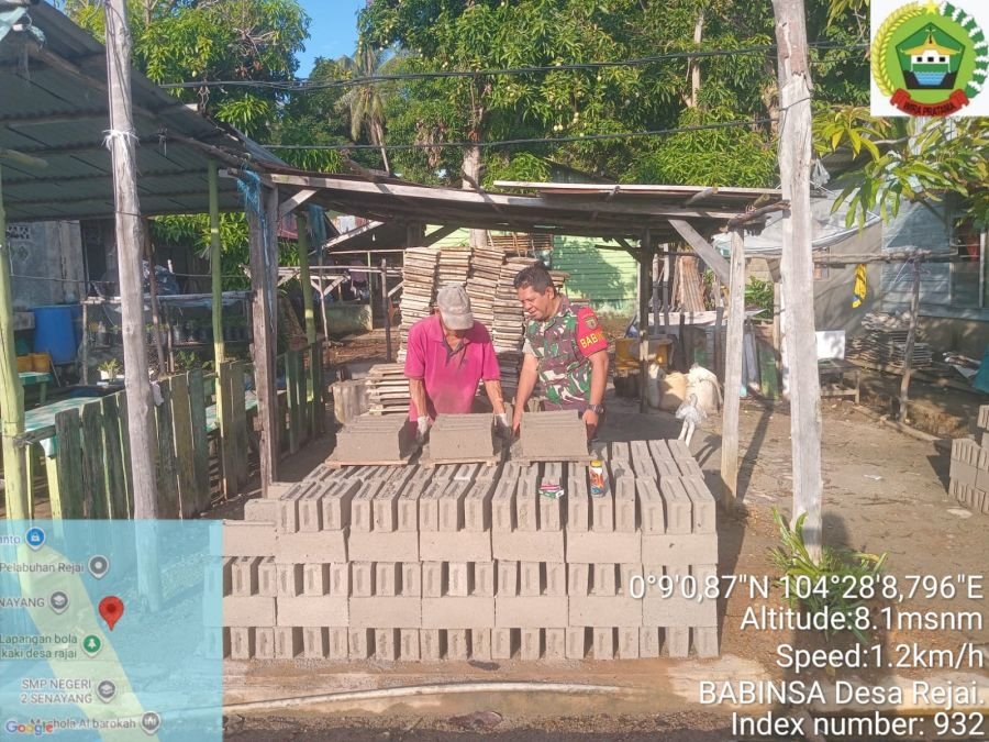 BABINSA KOMSOS SERTA BANTUAN TENAGA MEMBANTU PROSES PEMBUATAN BATAKO WARGA