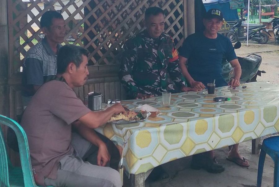 Babinsa komsos untuk mencari informasi dan mengetahui perkembangan situasi di desa binaannya