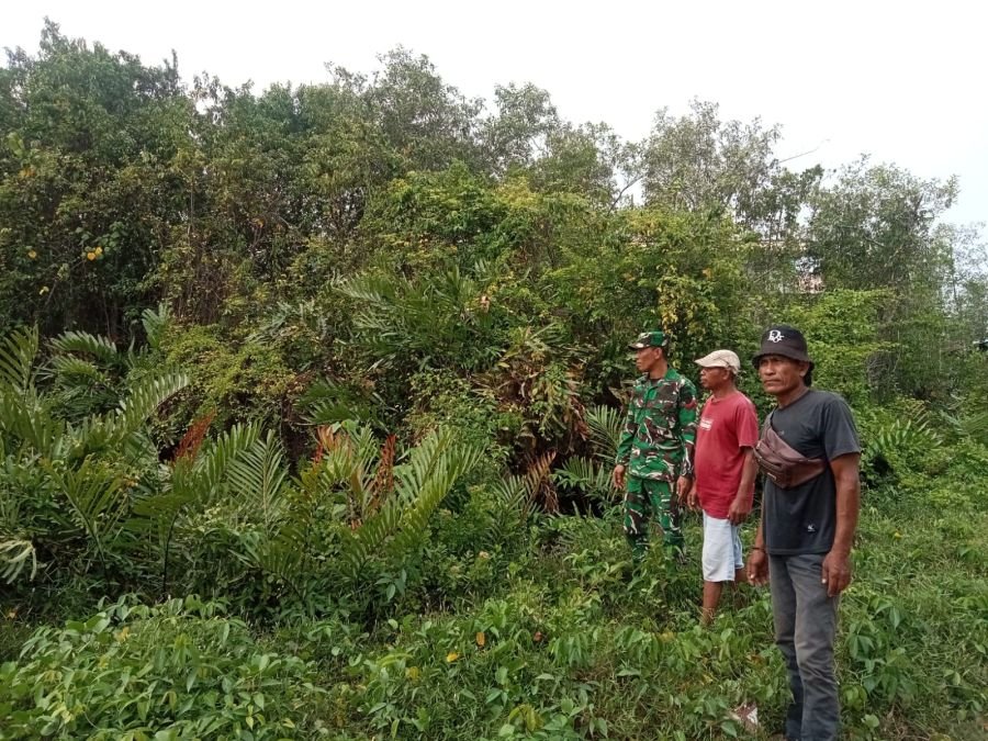Babinsa Kopda Andre Bersama Warga Laksanakan Patroli Cegah Karhutla di Desa Sendaur