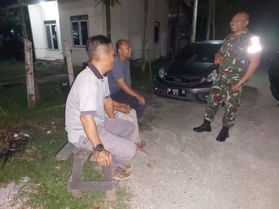 Babinsa Kopda Edo Bayu Bangun Kedekatan Warga Lewat Patroli Kamtibmas