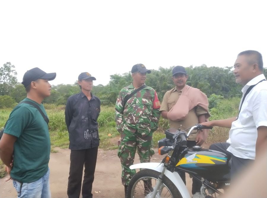 Babinsa Kopda Ferry Sinaga melaksanakan kegiatan komunikasi sosial di wilayah binaan