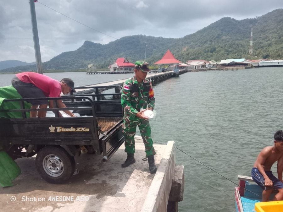 Babinsa kopda Hafid Heriadi membantu warga membongkar es batu yg di pesan warga binaan.