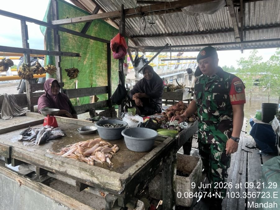 Babinsa Kopda Hendri Lakukan Komsos di Pasar Pekan Khairiah Mandah untuk Perkuat Sinergi dengan Masy