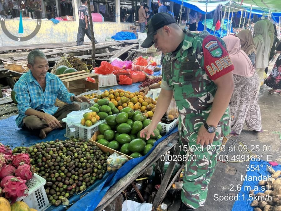 Lakukan Komsos, Babinsa Kopda Hendri Sinergi Dengan Masyarakat Di Pasar Pekan Khairiah Mandah