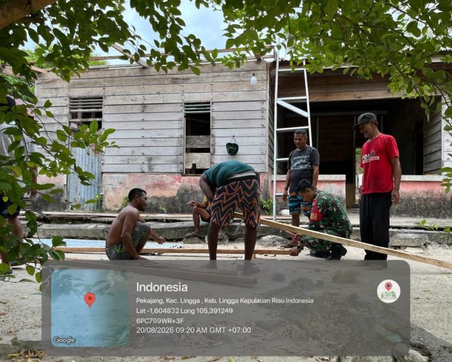 Babinsa Kopda Iqbal Bantu Warga Kurang Mampu Perbaiki Rumah di Desa Pekajang