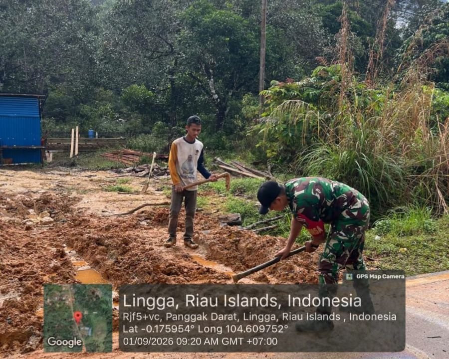 Babinsa Kopda Iqbal Bantu Warga Perbaiki Jembatan Akses ke Sawah di Panggak Darat