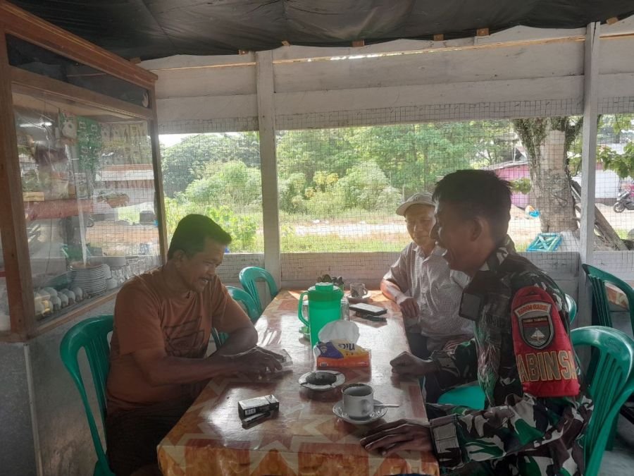Babinsa Kopda Rahmad Dika melaksanakan komsos di warung pak Agus